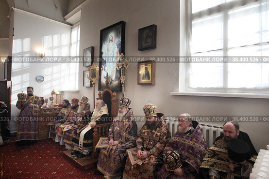 Великий четверг в Бобреневом монастыре, митрополит Ювеналий и духовенство в алтаре (2018 год). Редакционное фото, фотограф Дмитрий Неумоин / Фотобанк Лори