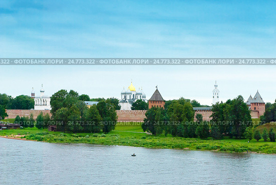 Великий Новгород. Вид на кремль со стороны реки Волхов (2016 год). Стоковое фото, фотограф Зобков Юрий / Фотобанк Лори