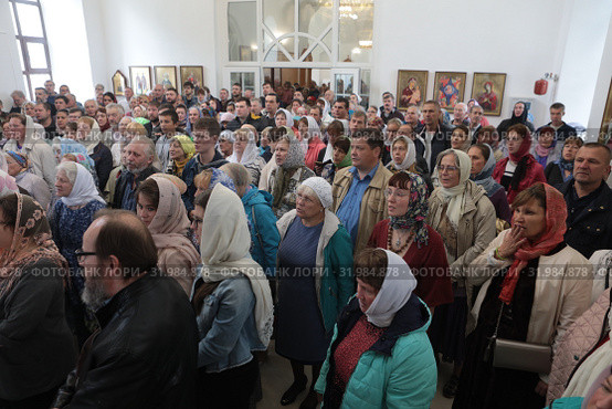 Великое освящение Покровского храма деревни Нововасильевское Лотошинского района (2019 год). Редакционное фото, фотограф Дмитрий Неумоин / Фотобанк Лори