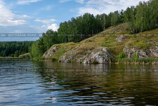 Великолепные скалы и горы на обоих берегах реки Исеть в городе Каменск-Уральский (2024 год). Стоковое фото, фотограф Pukhov K / Фотобанк Лори