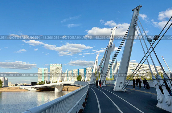 Велопешеходный мост в районе Нагатинский Затон. Москва ( 2025 год) Редакционное фото, фотограф Терехова Марина / Фотобанк Лори