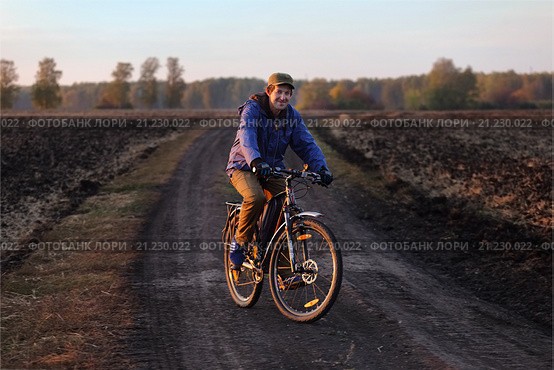 Велосипедист на грунтовой дороге. Стоковое фото, фотограф Анатолий Матвейчук / Фотобанк Лори
