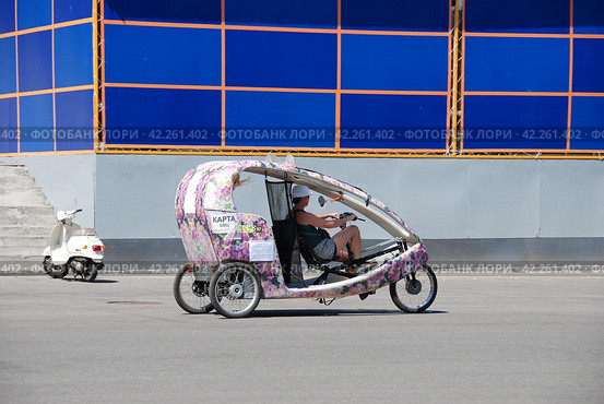 Велотакси в парке ВДНХ. Останкинский район. Город Москва (2011 год). Редакционное фото, фотограф lana1501 / Фотобанк Лори