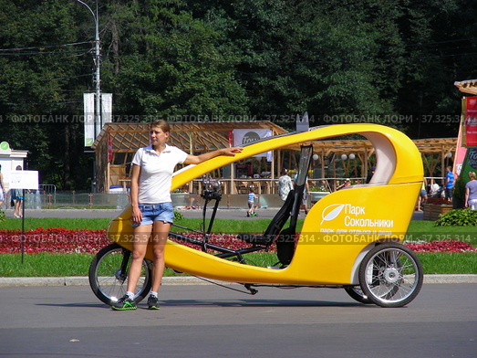Велотакси в Сокольниках. Город Москва (2013 год). Редакционное фото, фотограф lana1501 / Фотобанк Лори