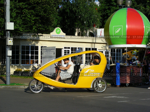 Велотакси в Сокольниках. Город Москва (2013 год). Редакционное фото, фотограф lana1501 / Фотобанк Лори
