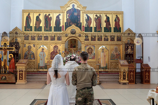 Венчание военного пришедшего из зоны СВО Юрия Горенкова и Светланы. Редакционное фото, фотограф Дмитрий Неумоин / Фотобанк Лори