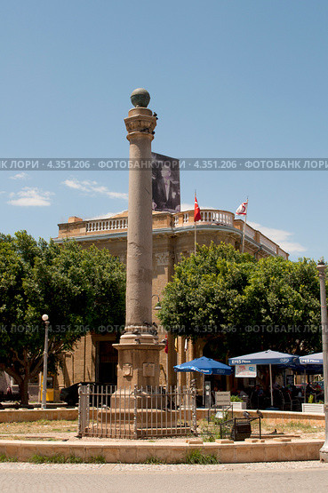 Венецианская колонна (Venetian Column) на площади Ататюрк. Никосия (2012 год). Редакционное фото, фотограф Виктор Карасев / Фотобанк Лори