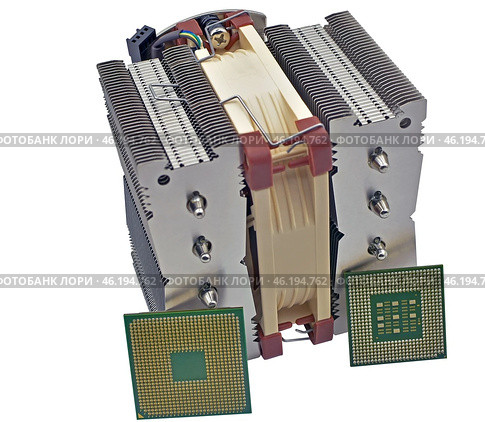 Вентилятор охлаждения процессора компьютера на белом фоне. CPU cooler with cooling radiator on a white background. Стоковое фото, фотограф Татьяна Д / Фотобанк Лори