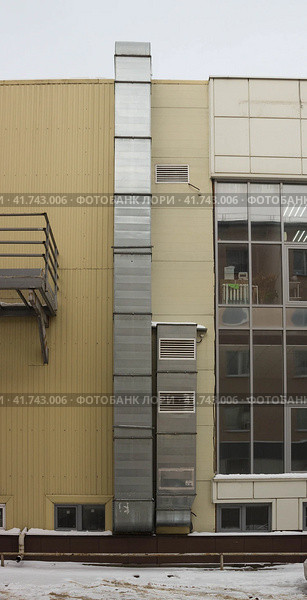 Вентиляционный короб на стене магазина (2023 год). Редакционное фото, фотограф Евгений Будюкин / Фотобанк Лори