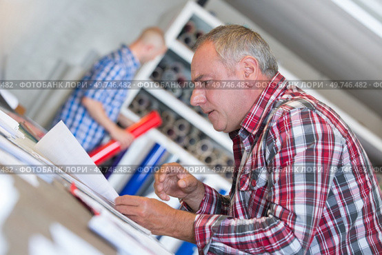 venue designer making design concepts. Стоковое фото, агентство Ingram Publishing / Фотобанк Лори
