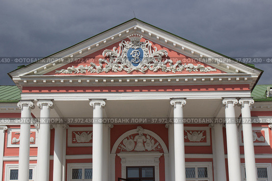 Вензель графа П.Б. Шереметьева на фронтоне дворца в музее-усадьбе "Кусково". Москва (2022 год). Редакционное фото, фотограф Елена Орлова / Фотобанк Лори