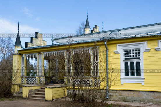 Веранда усадебного дома. Извара (2012 год). Редакционное фото, фотограф Александр Щепин / Фотобанк Лори