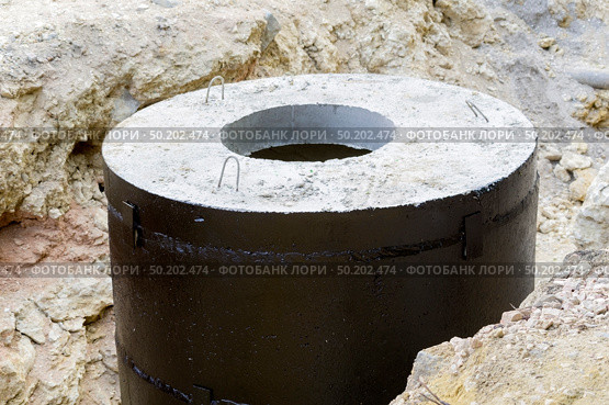 Верхняя часть цементного кольца для колодца. Top part of Concrete water wells. Стоковое фото, фотограф Татьяна Д / Фотобанк Лори