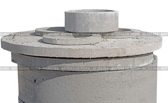 Верхняя часть цементного кольца для колодца на белом фоне. Top part of Concrete water wells on white background. Стоковое фото, фотограф Татьяна Д / Фотобанк Лори