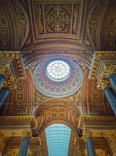 Versailles castle architecture details inside the Gallery of Great Battles hall, the largest room of the sun king Louis XIV palace. Golden ornaments and decor, marble columns and glass ceiling. Стоковое фото, агентство Ingram Publishing / Фотобанк Лори