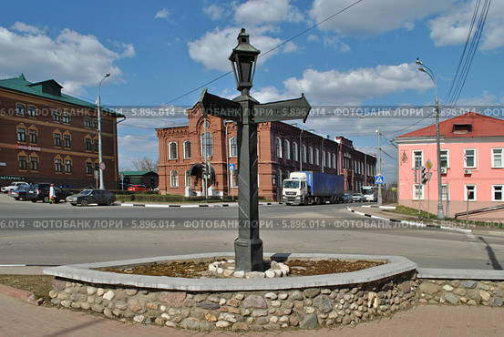 Верстовой столб на перекрестке трех дорог, Клин, Московская область (2014 год). Редакционное фото, фотограф lana1501 / Фотобанк Лори