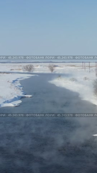 Vertical video of russian Altai country village Semiletka and river Koksha in winter season. The banks are covered with snow. Стоковое видео, видеограф Сергей Пристяжнюк (Serg Zastavkin) / Фотобанк Лори