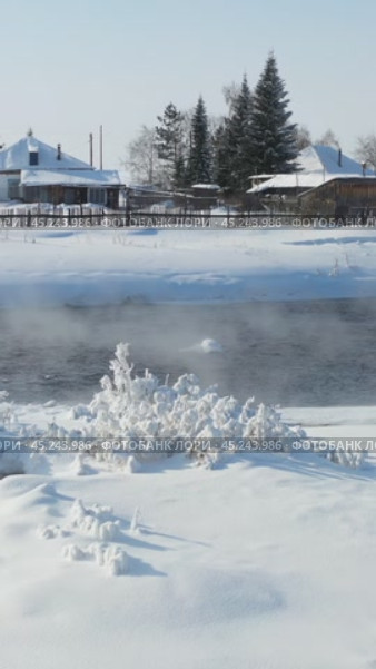 Vertical video of russian Altai country village Semiletka and river Koksha in winter season. The banks are covered with snow. Стоковое видео, видеограф Сергей Пристяжнюк (Serg Zastavkin) / Фотобанк Лори