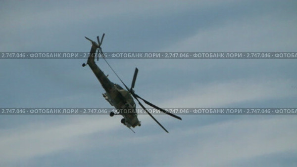 Вертолет МИ-28Н Ночной охотник маневрирует в небе (2011 год). Редакционное видео, видеограф Александр Рыбаков / Фотобанк Лори