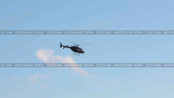 Вертолет взлетает с вертолетной площадки в центре города. Английская набережная, здание Конституционного суда. Санкт-Петербург (2015 год). Стоковое видео, видеограф Кекяляйнен Андрей / Фотобанк Лори