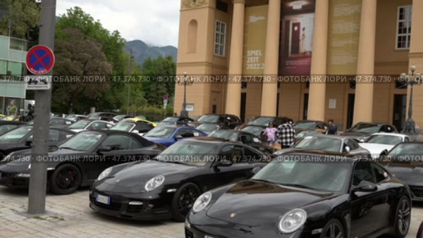 Весенний автопробег автомобилей порше в Инсбруке. Автрия. Май. Spring rally of Porsche cars in Innsbruck. Austria. May. Редакционное видео, видеограф Горшков Александр / Фотобанк Лори
