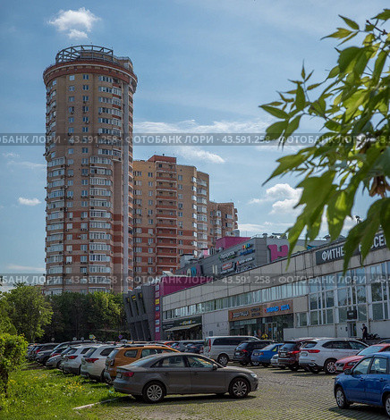 Весенний пейзаж с жилым комплексом на Высокой, 21 и торговым центром Нора. Москва, Нагатино-Садовники, май 2024г. Редакционное фото, фотограф Казума / Фотобанк Лори