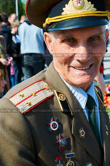 Ветеран на День Победы, мемориал 1200 гвардейцам. Калининград (2011 год). Редакционное фото, фотограф Сергей Куров / Фотобанк Лори
