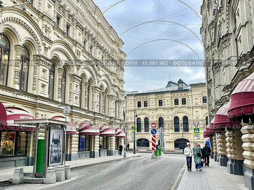 Ветошный переулок, дом 17 в Москве, Детский ГУМ. Фасадный корпус Тёплых торговых рядов (1889—1893, архитектор А. Н. Померанцев) Редакционное фото, фотограф Овчинникова Ирина / Фотобанк Лори