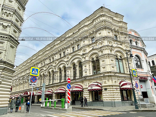 Ветошный переулок, дом 17 в Москве весной в облачную погоду. Фасадный корпус Тёплых торговых рядов (1889—1893, архитектор А. Н. Померанцев) Редакционное фото, фотограф Овчинникова Ирина / Фотобанк Лори