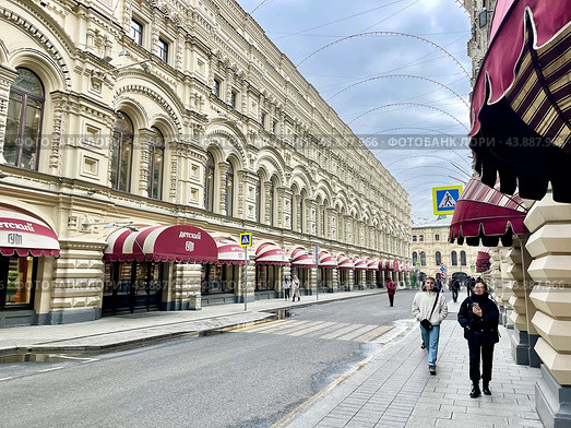 Ветошный переулок, дом 17 в Москве весной в облачную погоду. Фасадный корпус Тёплых торговых рядов (1889—1893, архитектор А. Н. Померанцев) Редакционное фото, фотограф Овчинникова Ирина / Фотобанк Лори