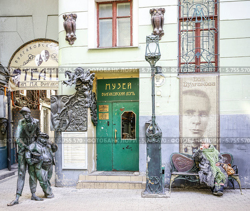 Вход в "Булгаковский дом". Москва (2014 год). Редакционное фото, фотограф Виктор Тараканов / Фотобанк Лори