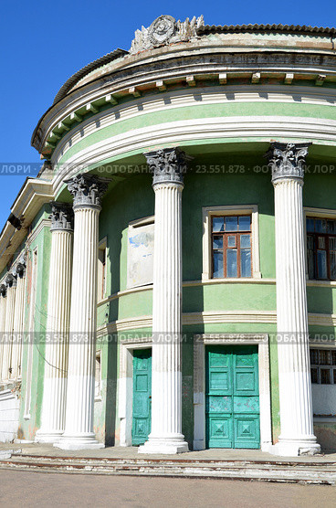 Вход в ДК "Энергетик" в поселке Штергрэс (2016 год). Редакционное фото, фотограф Игорь Кутателадзе / Фотобанк Лори