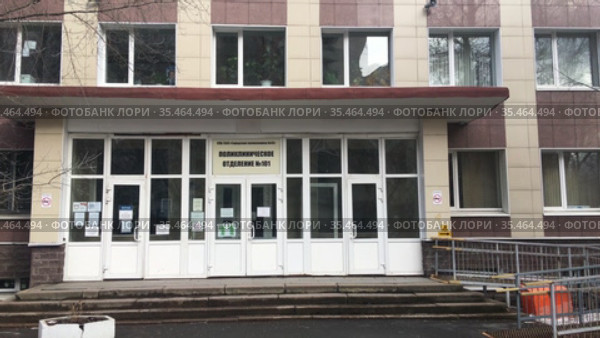 Вход в государственное городское поликлиническое отделение (2021 год). Редакционное видео, видеограф Кекяляйнен Андрей / Фотобанк Лори
