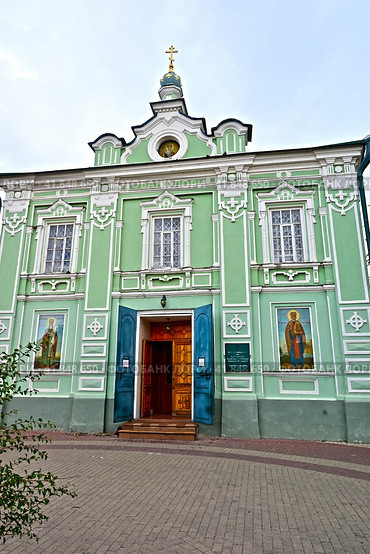 Вход в Николо-Низскую церковь (Никольский кафедральный собор). Город Казань. Улица Баумана,5. Республика Татарстан. Россия (2023 год). Редакционное фото, фотограф Александр Тараканов / Фотобанк Лори