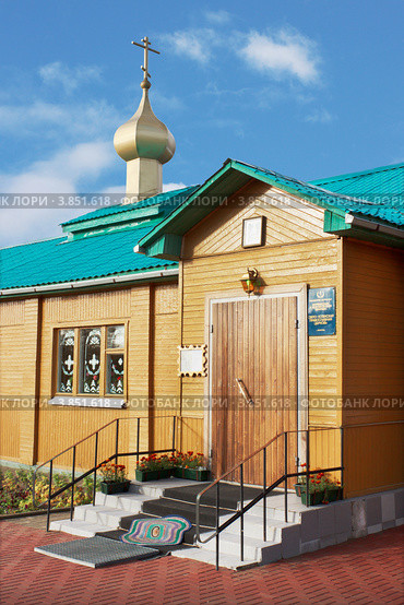 Вход в Свято-Успенскую церковь в Апатитах (2012 год). Стоковое фото, фотограф Александр Романов / Фотобанк Лори
