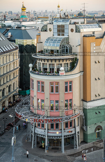 Вход в торговый центр "Наутилус" в центре Москвы (2015 год). Редакционное фото, фотограф Алёшина Оксана / Фотобанк Лори