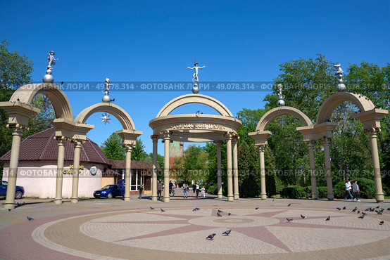 Вход в центральный городской парк. Лиски, Воронежская область. Редакционное фото, фотограф Анна Карасева / Фотобанк Лори