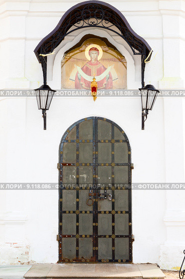 Вход в церковь (2015 год). Редакционное фото, фотограф Владимир Мельников / Фотобанк Лори