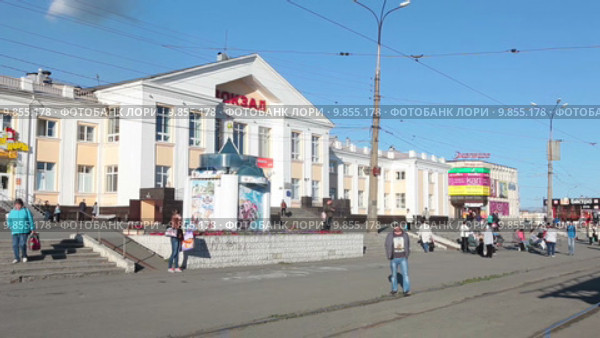 Вход в здание железнодорожного вокзала с привокзальной площади. Нижний Тагил (2015 год). Редакционное видео, видеограф Кекяляйнен Андрей / Фотобанк Лори