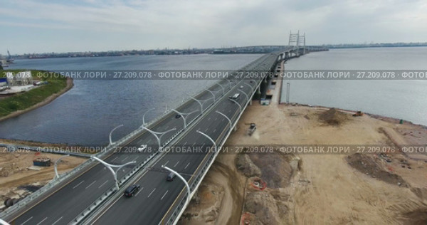 Виадук Западного скоростного диаметра (ЗСД) от Васильевского острова. Вид сверху. Санкт-Петербург (2017 год). Стоковое видео, видеограф Кекяляйнен Андрей / Фотобанк Лори