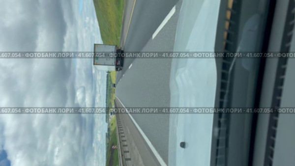 Вид из автомобиля на участок трассы М4 "Дон" в сторону Москвы. Россия, Муниципальный район Становлянский, Липецкая область. Вертикальное видео (2023 год). Редакционное видео, видеограф Щеголева Ольга / Фотобанк Лори