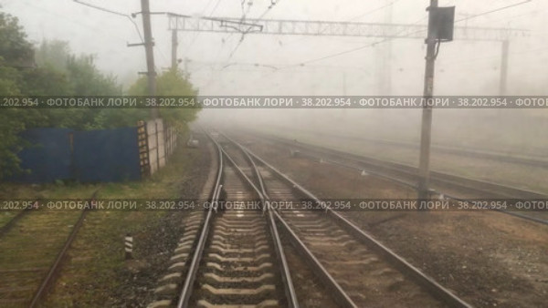 Вид из последнего вагона во время тумана (станция Нижний Тагил) (2022 год). Стоковое видео, видеограф Дарья Смолкина / Фотобанк Лори