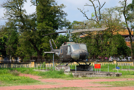 Вид на американский многоцелевой вертолет Белл UH-1 «Ирокез». Музей города Хюэ, Вьетнам (2016 год). Редакционное фото, фотограф Виктор Карасев / Фотобанк Лори