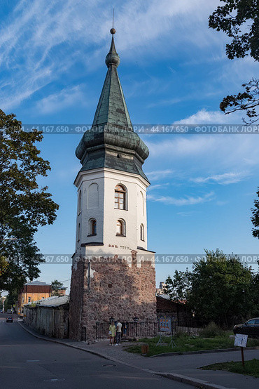 Вид на башню городской ратуши в старой части Выборга. Россия (2021 год). Стоковое фото, фотограф Дымов Игорь / Фотобанк Лори