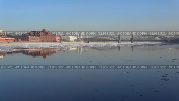 Вид на Большеохтинский (Петра Великого) мост во время весеннего ледохода (таймлапс). Санкт-Петербург, Россия (2018 год). Стоковое видео, видеограф Виктор Карасев / Фотобанк Лори