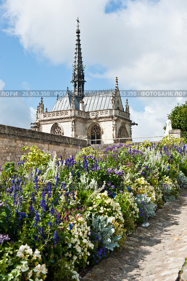 Вид на часовню замка Амбуаз (фр. château d'Amboise). Департамент Эндр и Луара. Францияз (2017 год). Редакционное фото, фотограф E. O. / Фотобанк Лори