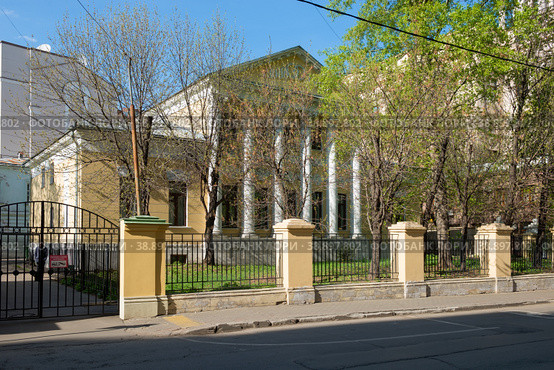 Вид на дом Аксакова в переулке Сивцев Вражек весенним днем. Москва, Россия (2019 год). Редакционное фото, фотограф Pukhov K / Фотобанк Лори