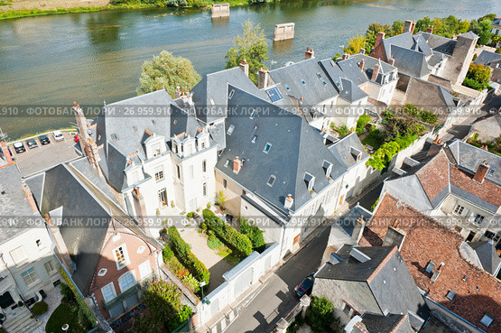 Вид на дома города Амбуаз со стен замка Амбуаз (фр. château d'Amboise) в солнечный день ранней осенью. Департамент Эндр и Луара. Франция (2017 год). Редакционное фото, фотограф E. O. / Фотобанк Лори