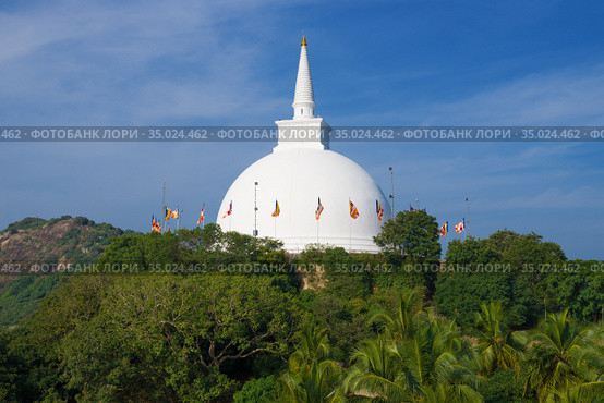 Вид на древнюю Mahaseya Dagoba солнечным утром. Михинтале, Шри-Ланка (2020 год). Стоковое фото, фотограф Виктор Карасев / Фотобанк Лори