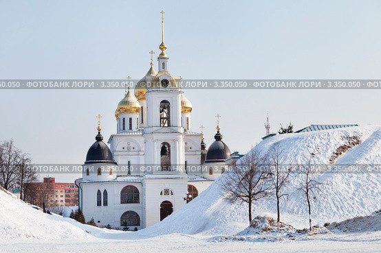 Вид на фасад Собора Успения Пресвятой Богородицы со стороны Пятницкого пролома в кремлевском валу в городе Дмитров, Московская область,  Россия (2012 год). Редакционное фото, фотограф Николай Винокуров / Фотобанк Лори